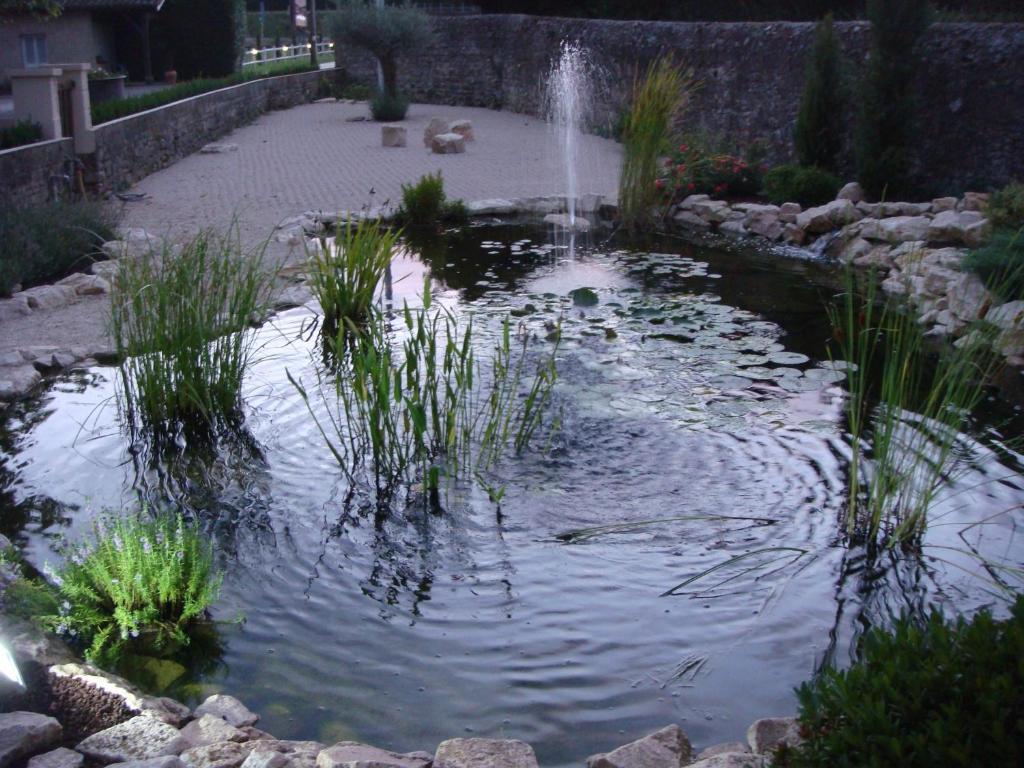 Logis Hotel Restaurant La Vieille Ferme, Macon Nord Sance Экстерьер фото